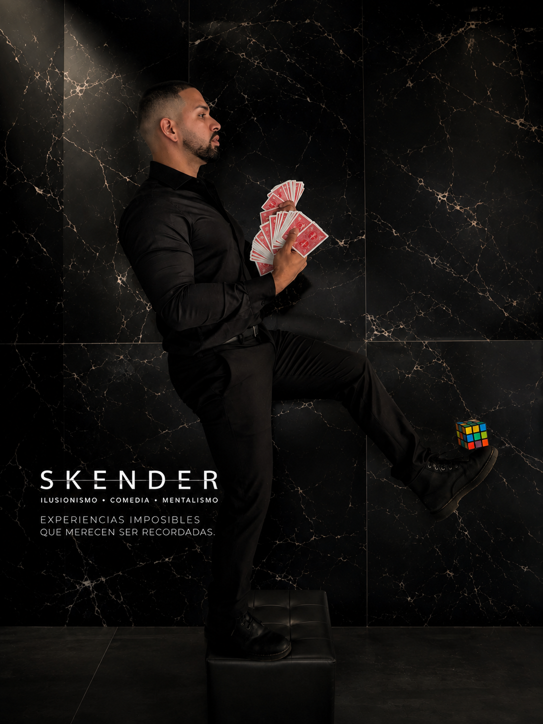 Skender realizando un show interactivo